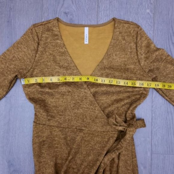 GILLI Wrap Dress - Picture 8 of 8